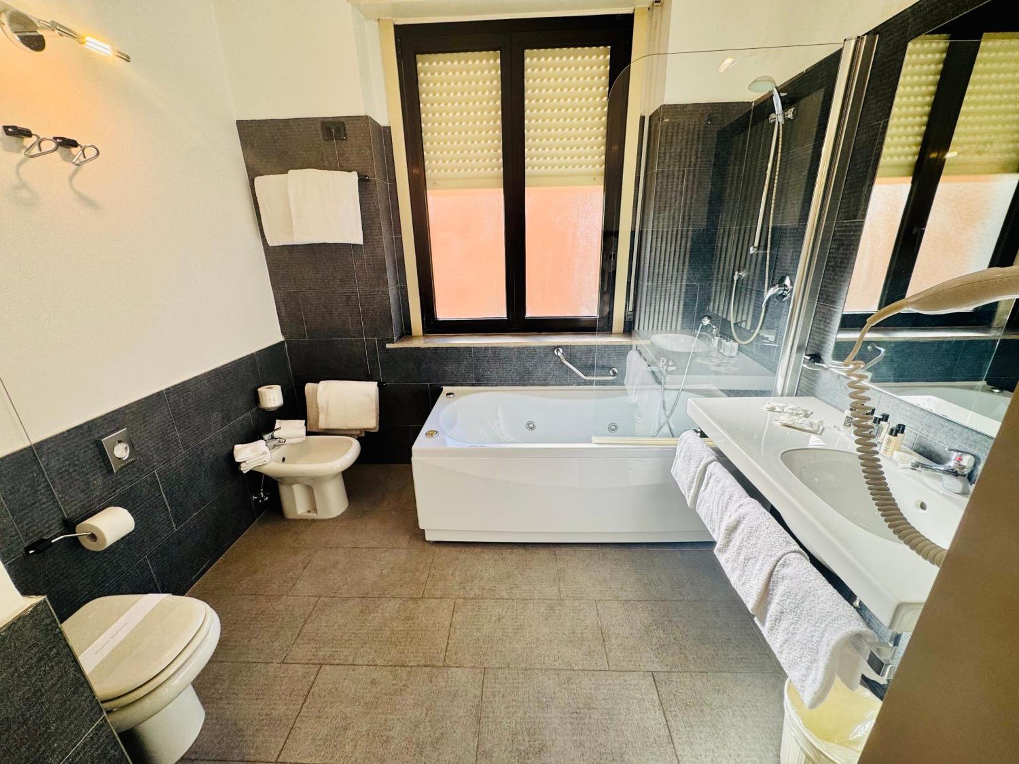 Hotel Pex Мантова Екстериор снимка
